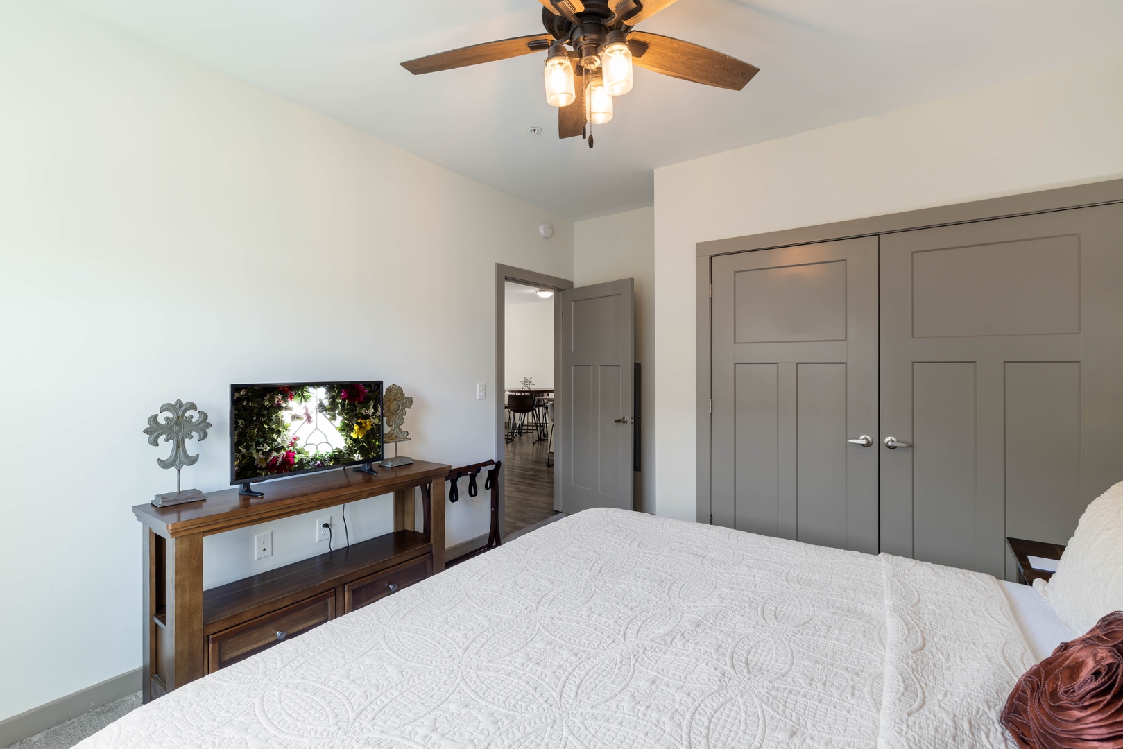 Stay comfortable with the ceiling fan while enjoying plenty of space to unpack with additional drawers and a closet to keep your belongings organized throughout your stay.