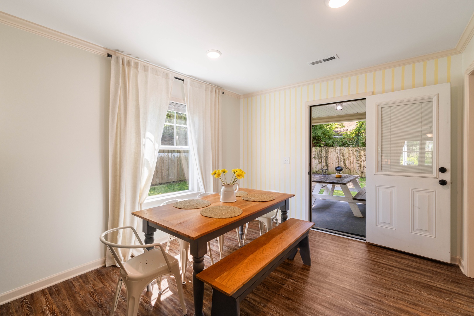 Bright Dining Space Perfect for Enjoying Meals with Everyone