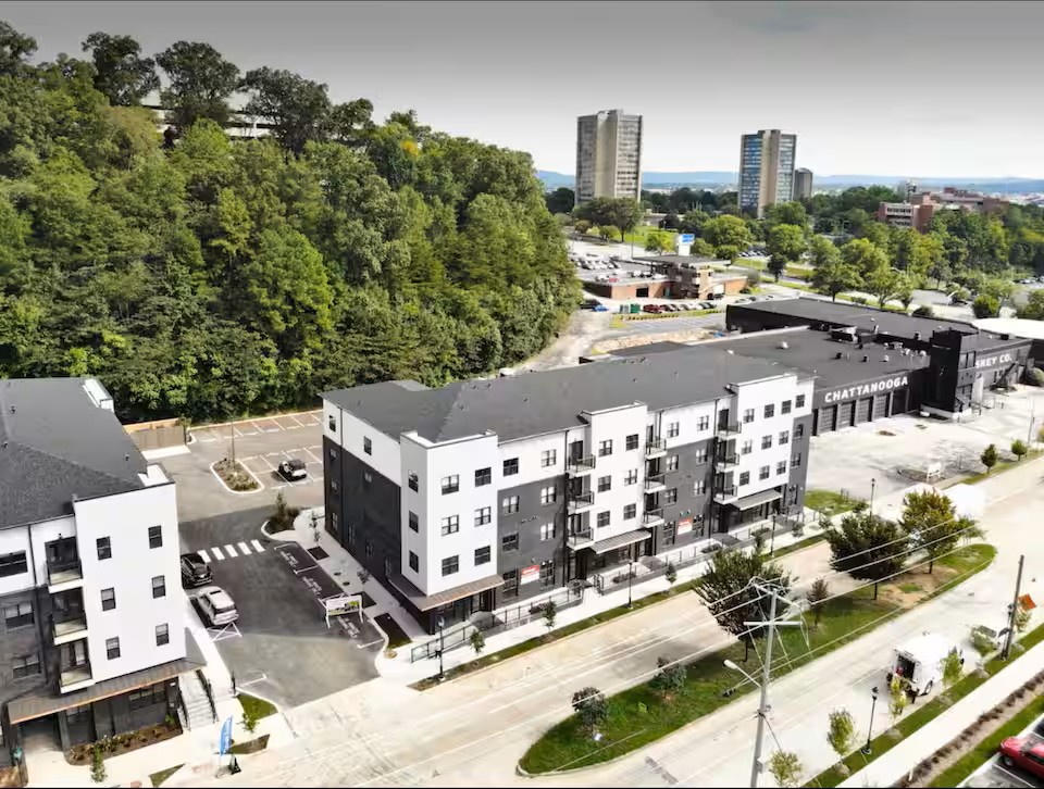 Enjoy an unbeatable location right in the heart of downtown Chattanooga, placing you just steps away from dining, entertainment, attractions, and everything the city has to offer.