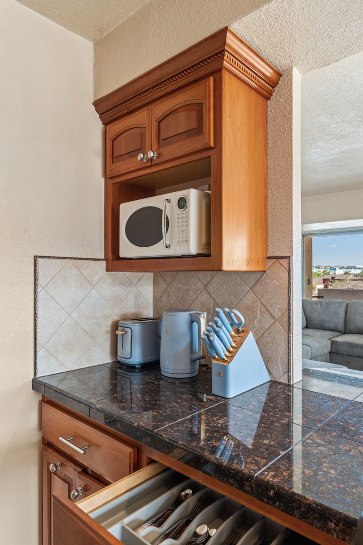 Your kitchenette comes fully equipped with a microwave, toaster, electric kettle, and all the essentials for preparing light meals and brewing your morning coffee.