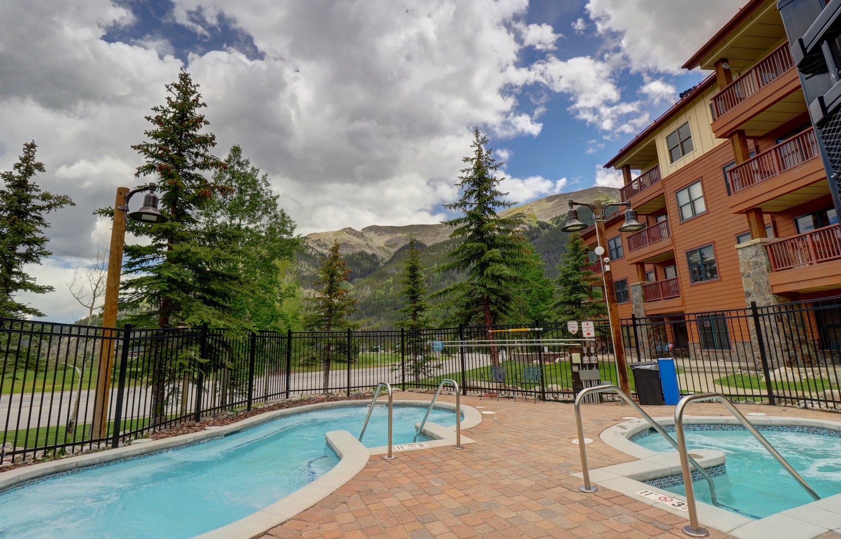 Enjoy the outdoor hot tubs with stunning mountain views, where you can unwind surrounded by alpine scenery and fresh mountain air.