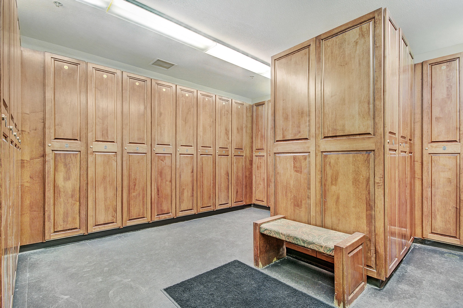 Store your gear in spacious wooden lockers and settle onto the cushioned bench after a day of exploring—plenty of room to unpack and unwind.
