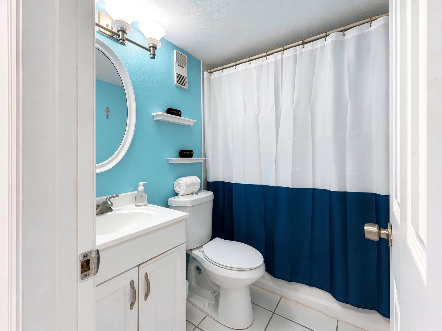 Freshen up in your bright, nautical-inspired bathroom with crisp linens and cheerful coastal colors.