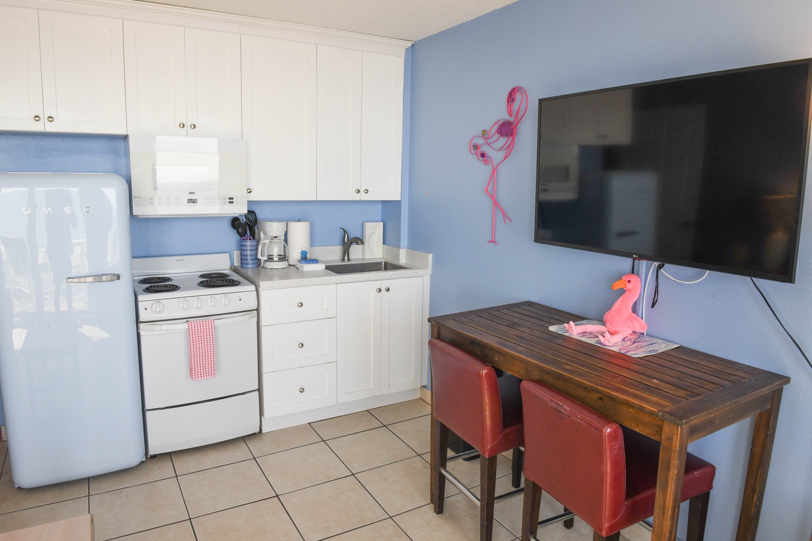 Your bright kitchenette with full-size fridge, stove, and cozy dining nook makes meal prep a breeze. Unwind with your favorite shows on the flat-screen TV.