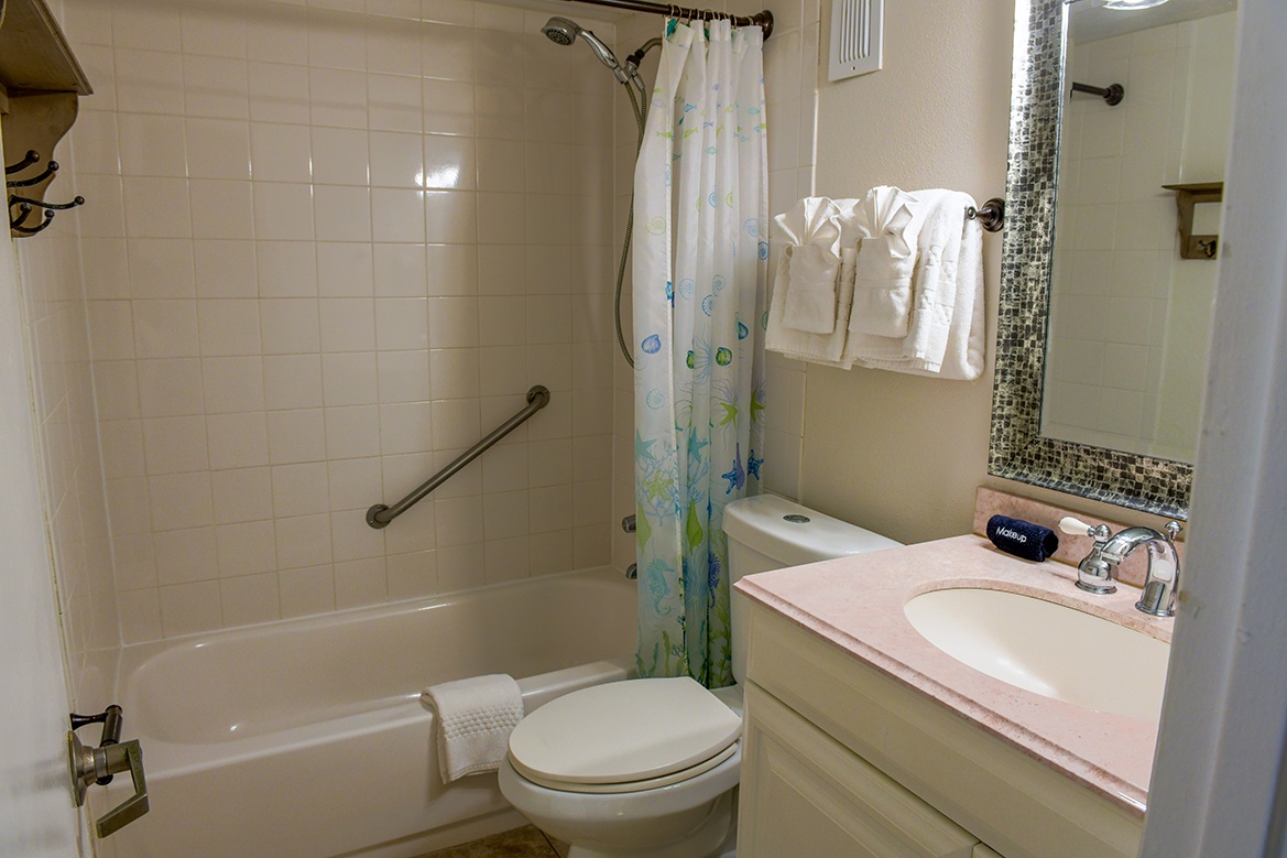 Fresh towels await your arrival in this well-appointed bathroom, complete with a relaxing tub-shower combo for unwinding after your adventures.