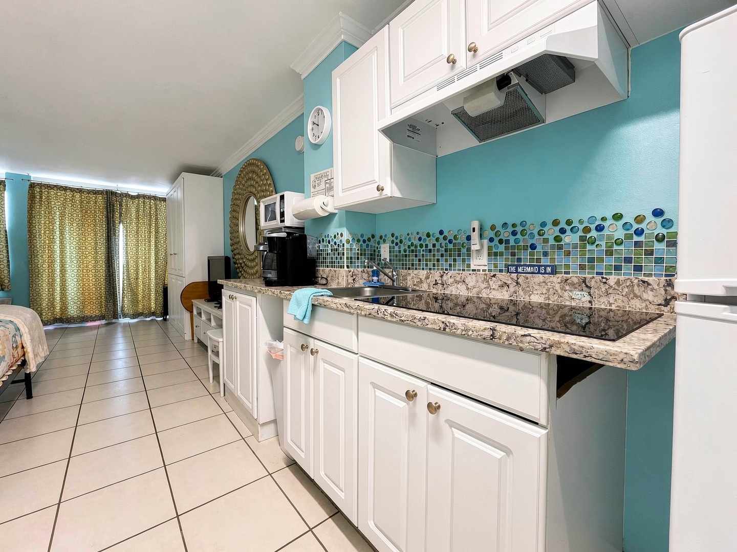 Cook your favorite meals in your fully equipped kitchen with granite counters and bright coastal tones that bring relaxed beach vibes into every moment of your stay.