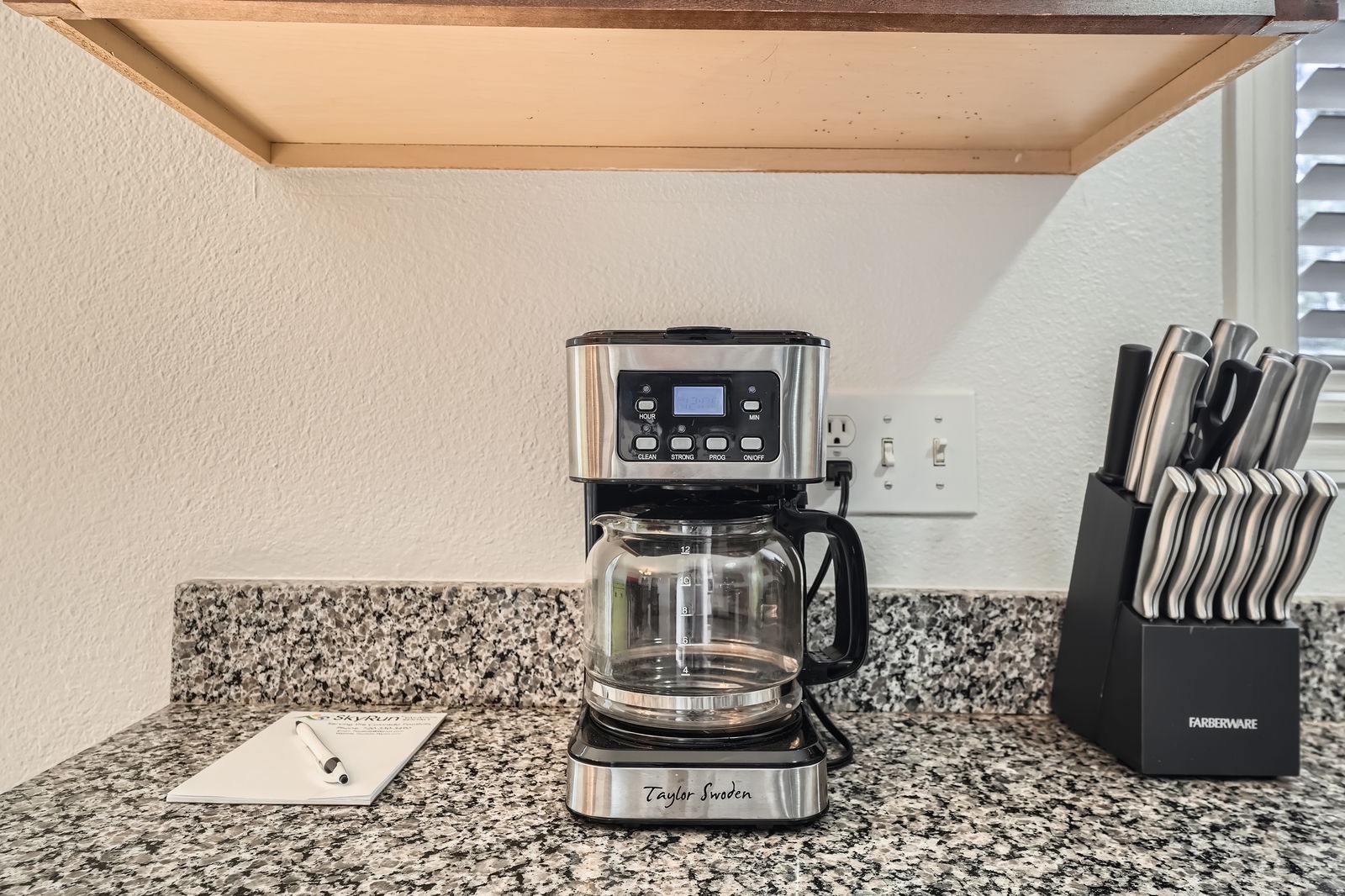 Your mornings start perfectly with this programmable coffee maker, ready to brew your favorite blend while you prepare breakfast.