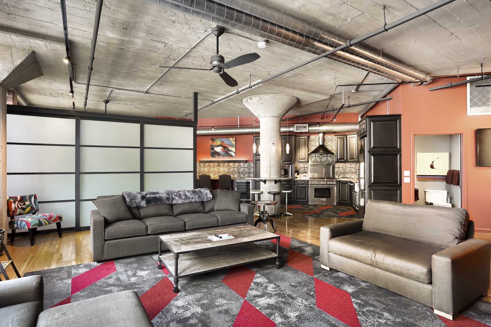 This spacious loft combines modern comfort with industrial flair. Relax in the open living area, cook in the stylish kitchen, and enjoy exposed concrete ceilings and contemporary design throughout your stay.