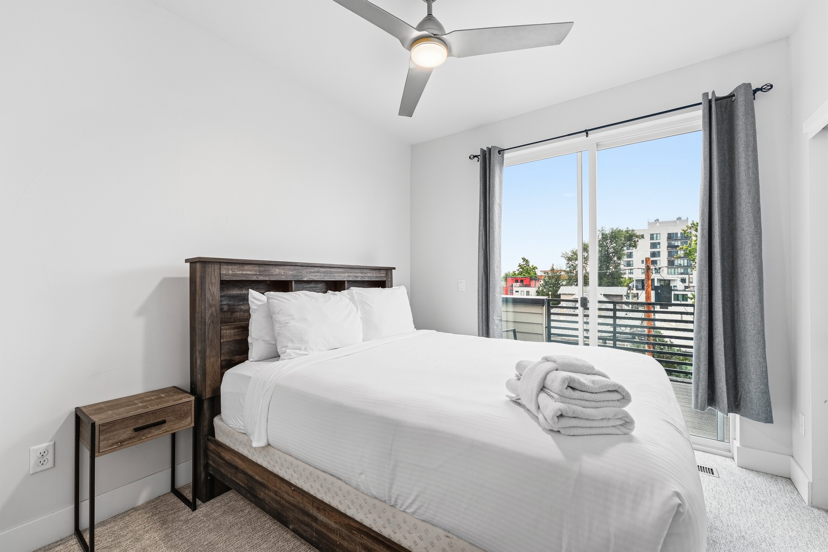 Bright and airy bedroom with fresh linens and a gentle ceiling fan to keep you cool. Your private balcony offers a glimpse of the neighborhood, perfect for morning coffee or unwinding after a day of exploring.