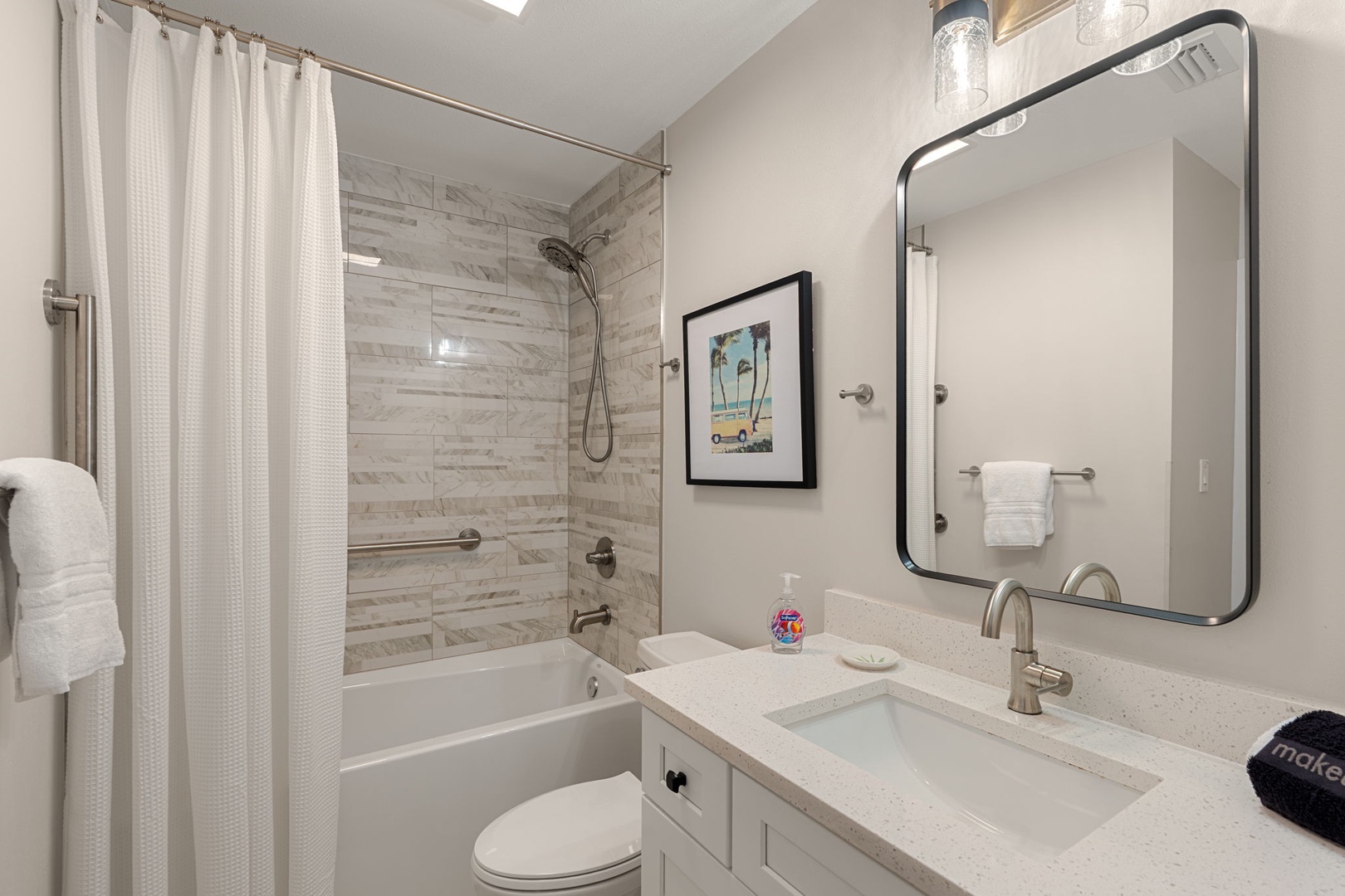 Bright coastal bath with tub, shower & modern vanity