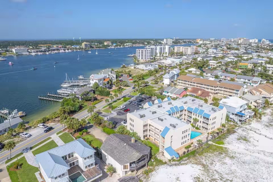 Perfectly located between the Gulf and Destin Harbor—close to beaches, waterfront dining, boating, and local attractions.