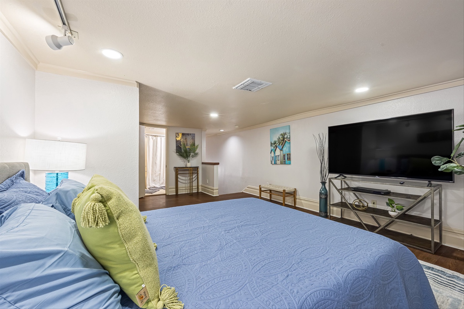 Comfortable loft bedroom with en-suite and hardwood floors.