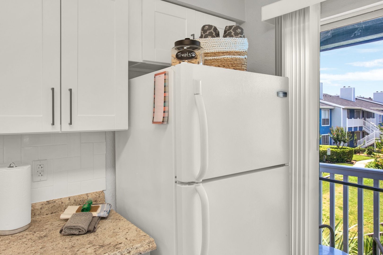 Fully equipped kitchen with fridge & pet perks