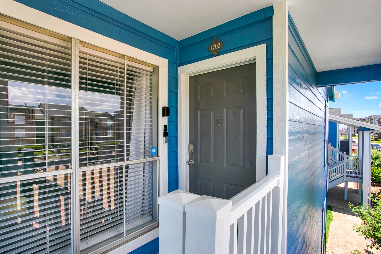Charming entrance in a peaceful neighborhood