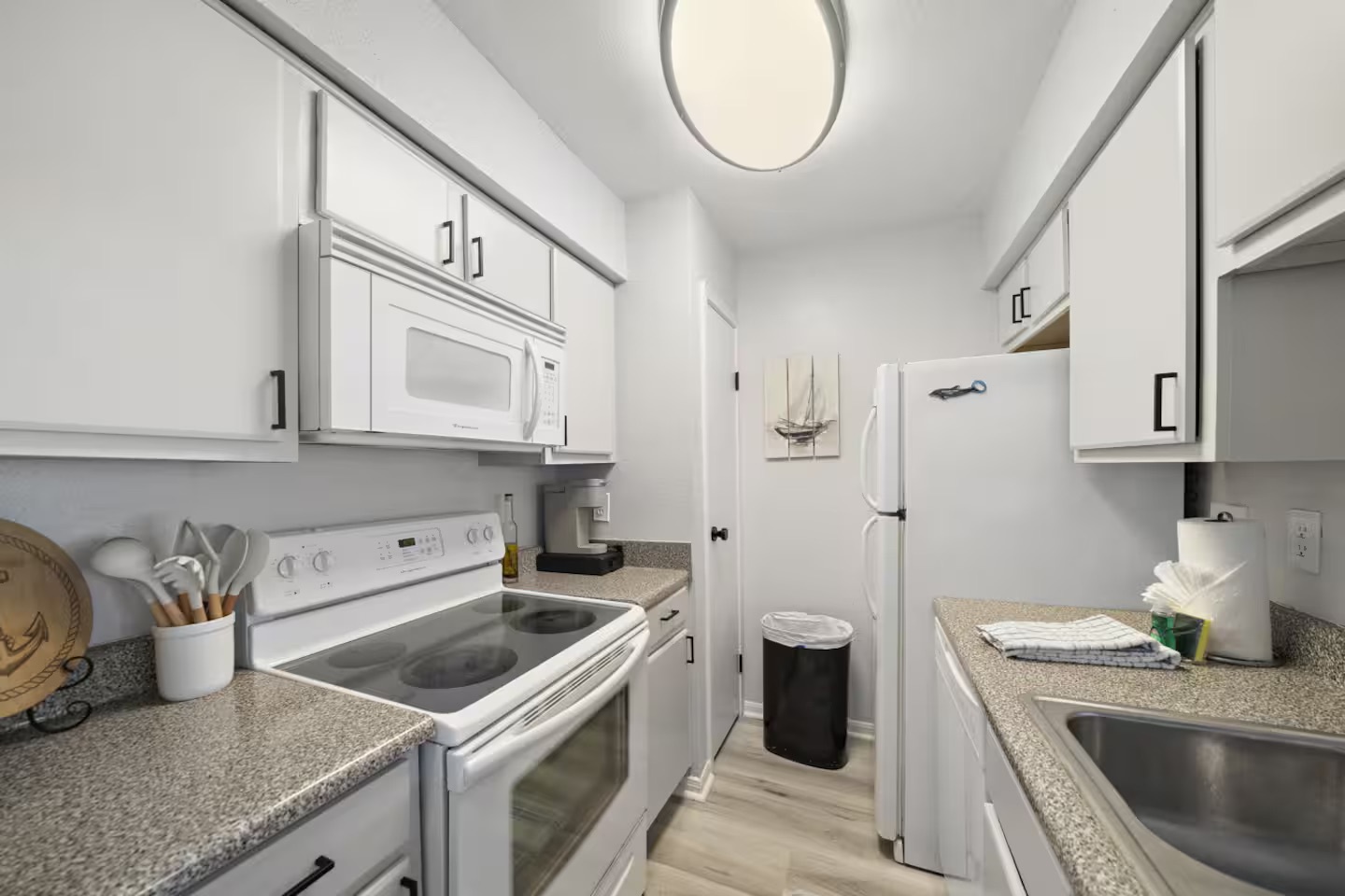 Kitchen with full appliances & coastal style