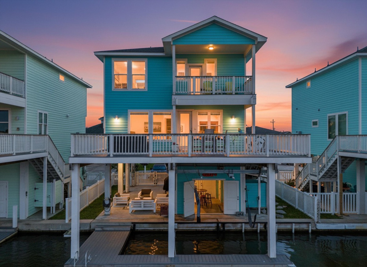 Welcome to the Barefoot Pelican canal side retreat