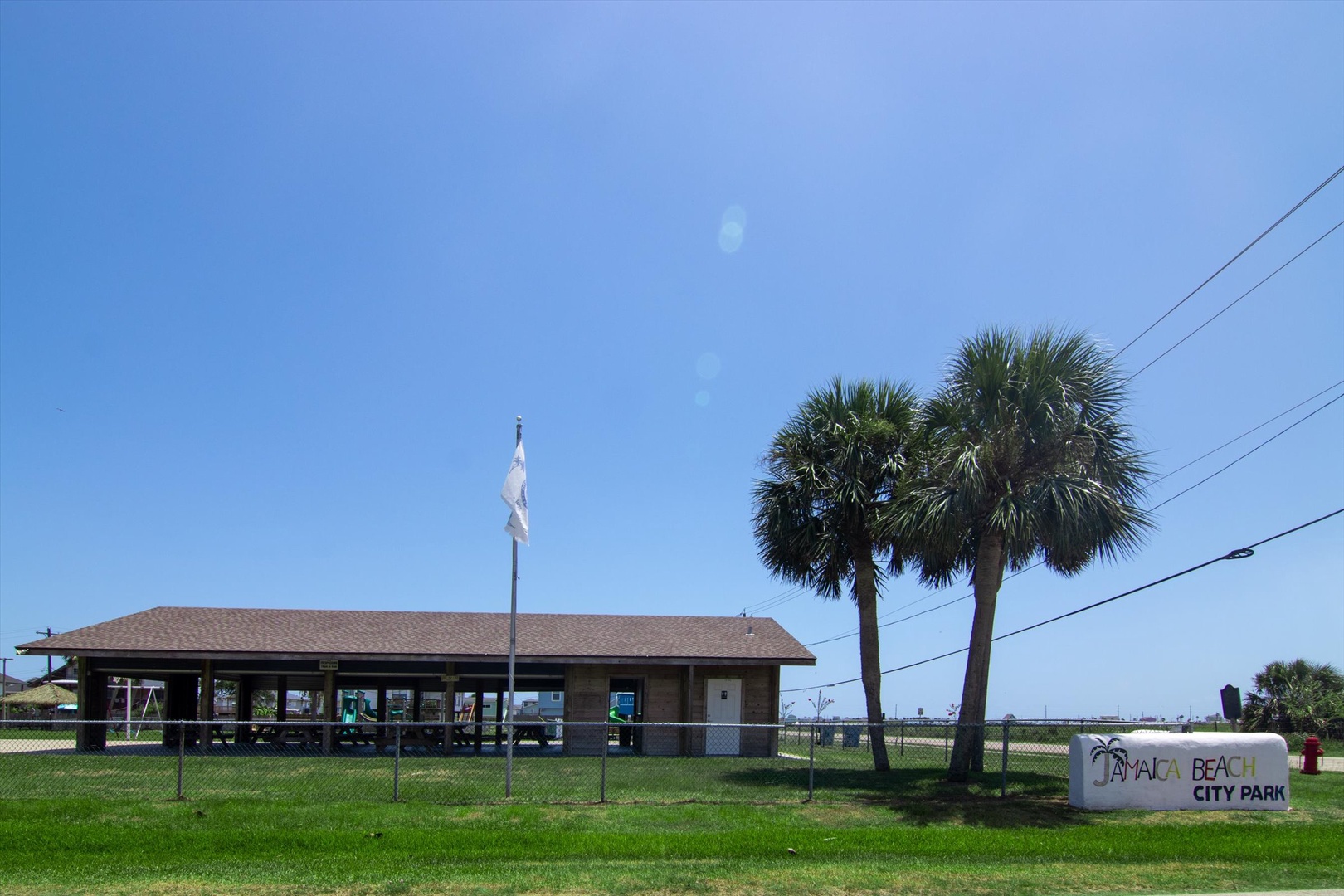 Low-rise municipal park building.