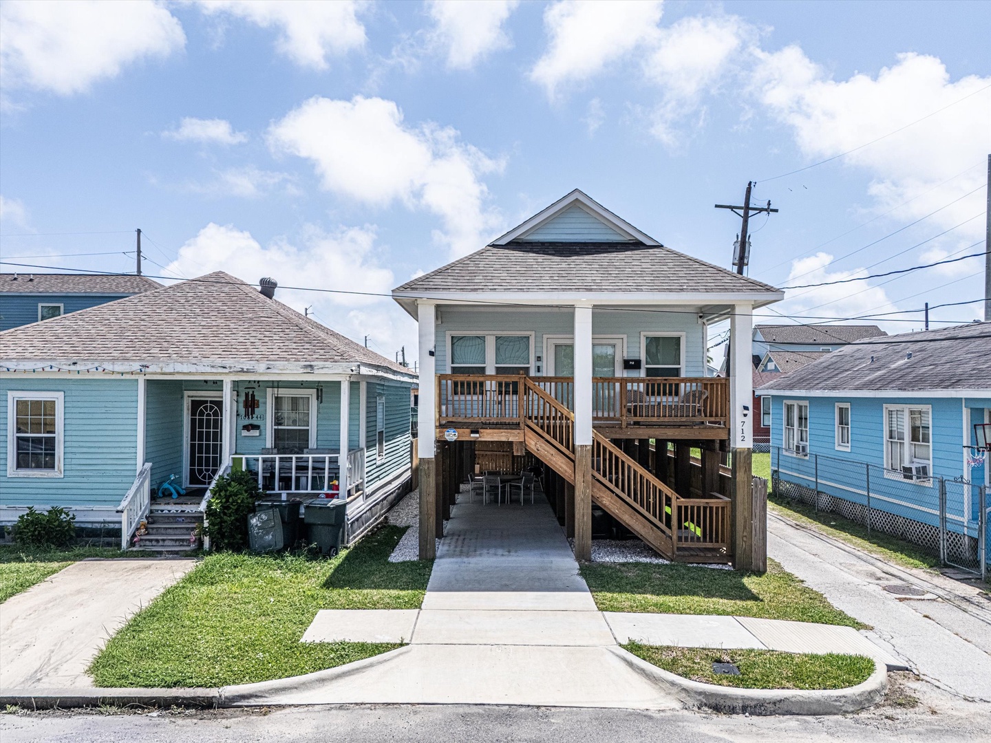 Charming cottage near beach with relaxing front porch.