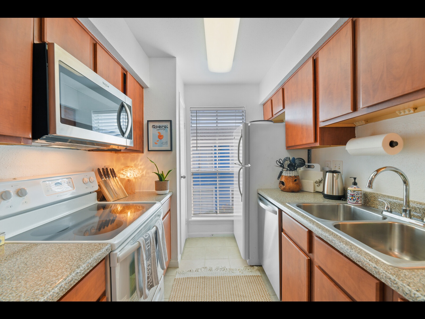 Fully equipped kitchen with granite counters
