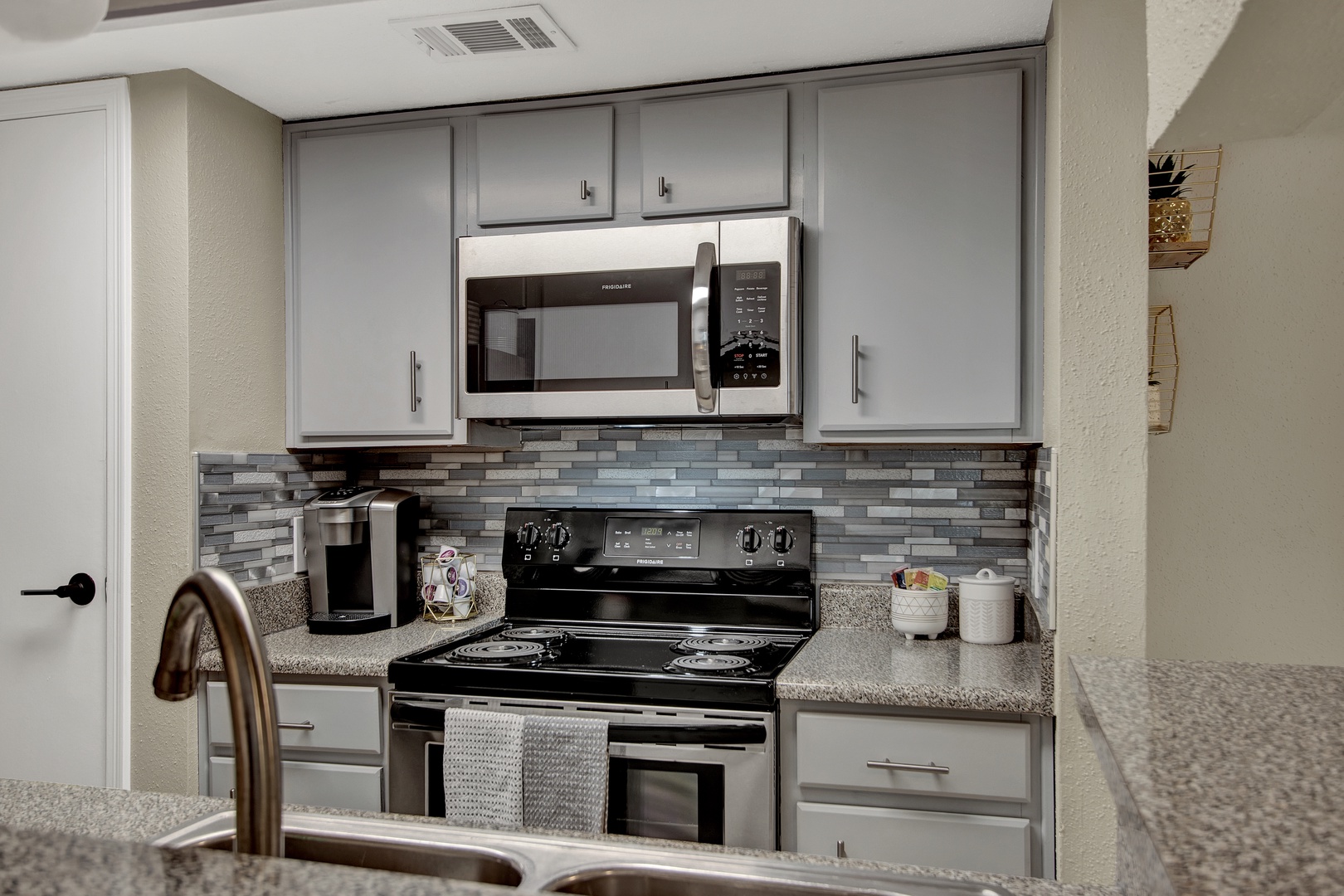 Fully equipped kitchen with granite and modern appliances.