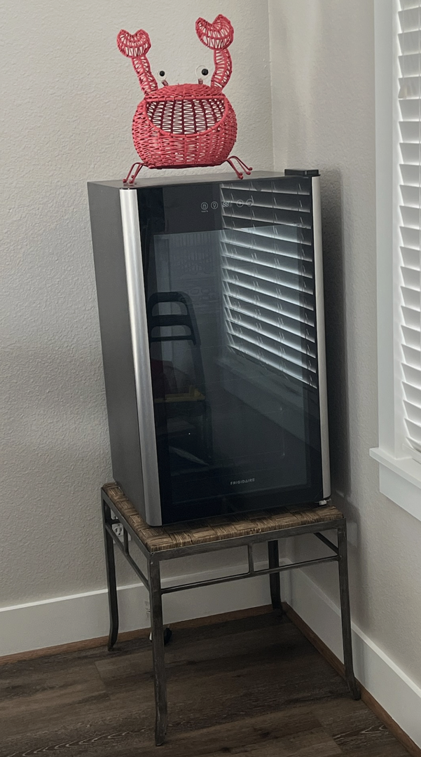 Your wine fridge keeps drinks perfectly chilled while charming crab décor adds a playful coastal touch to your stay.