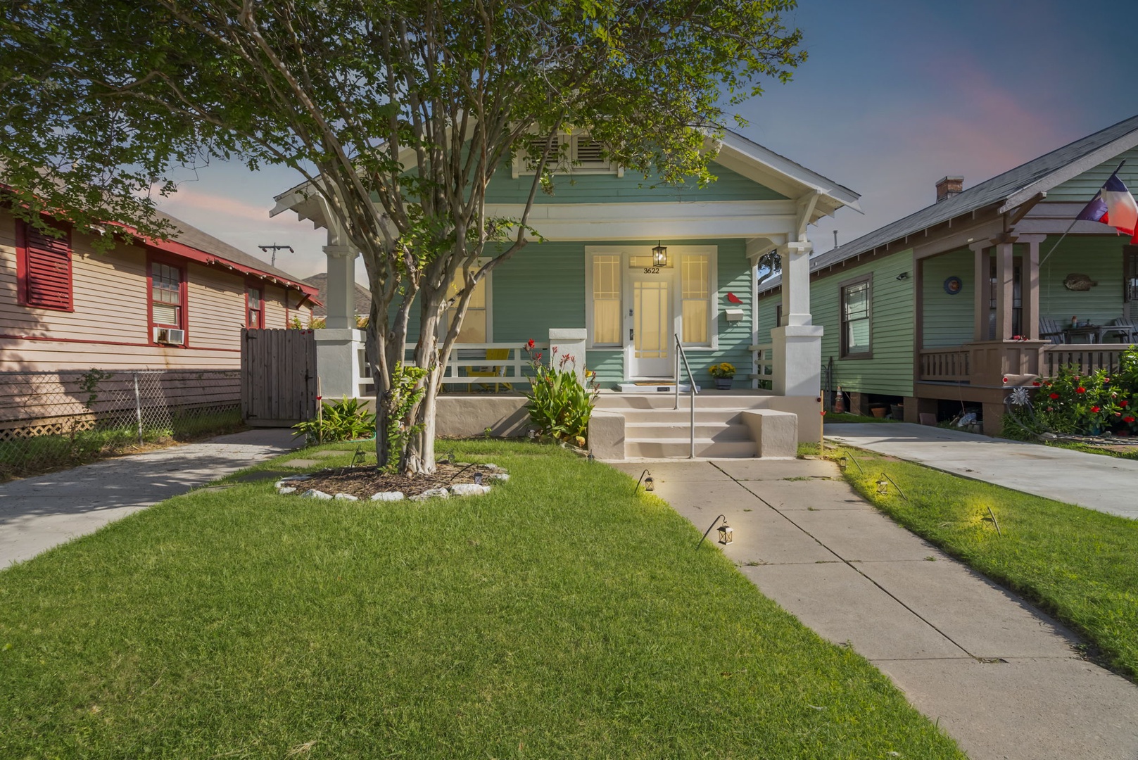 Welcome to the Cardinal Retreat! Charming cottage, 1 block to beach, central location.