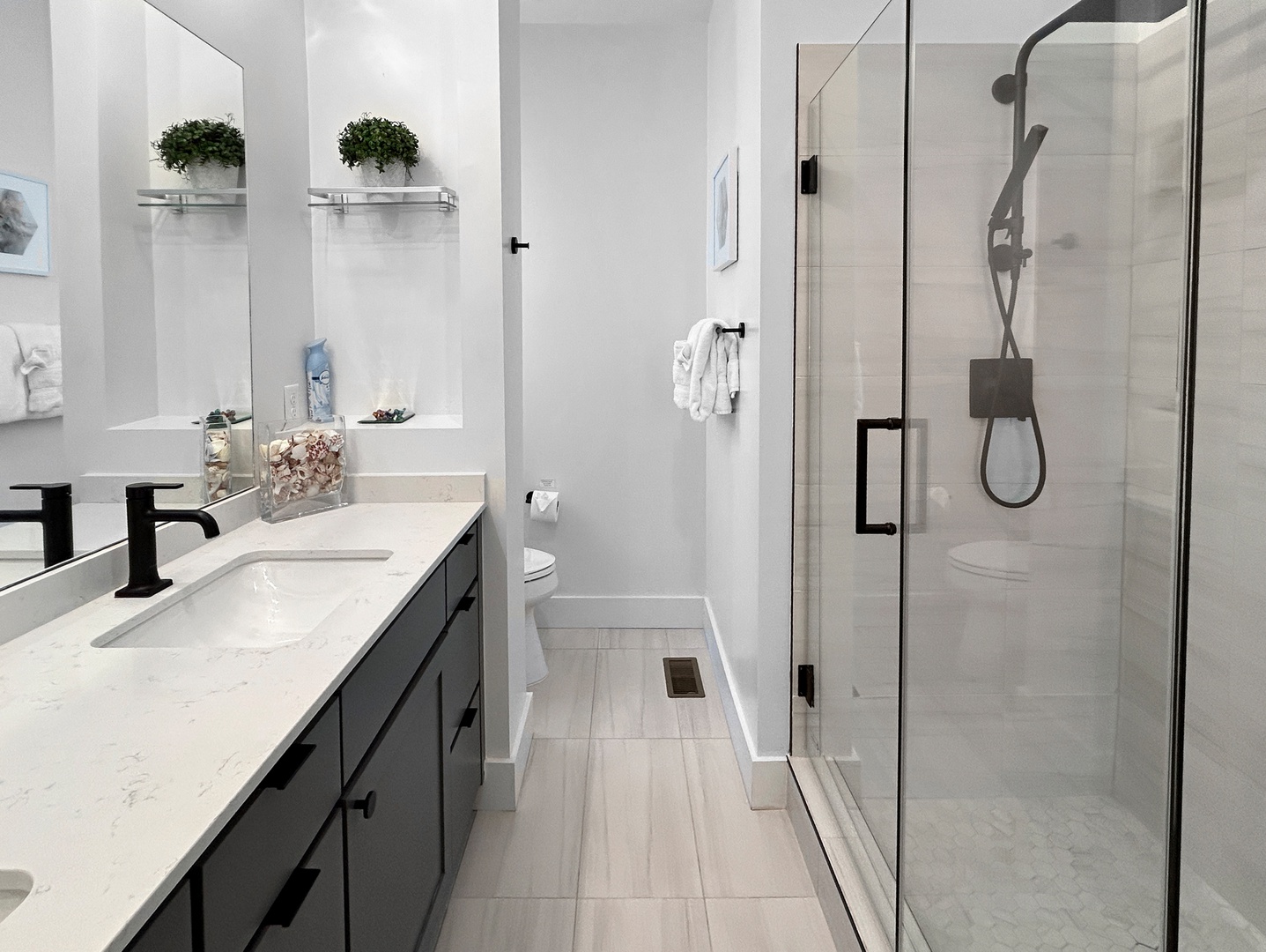 Private en suite full bathroom attached to master bedroom.