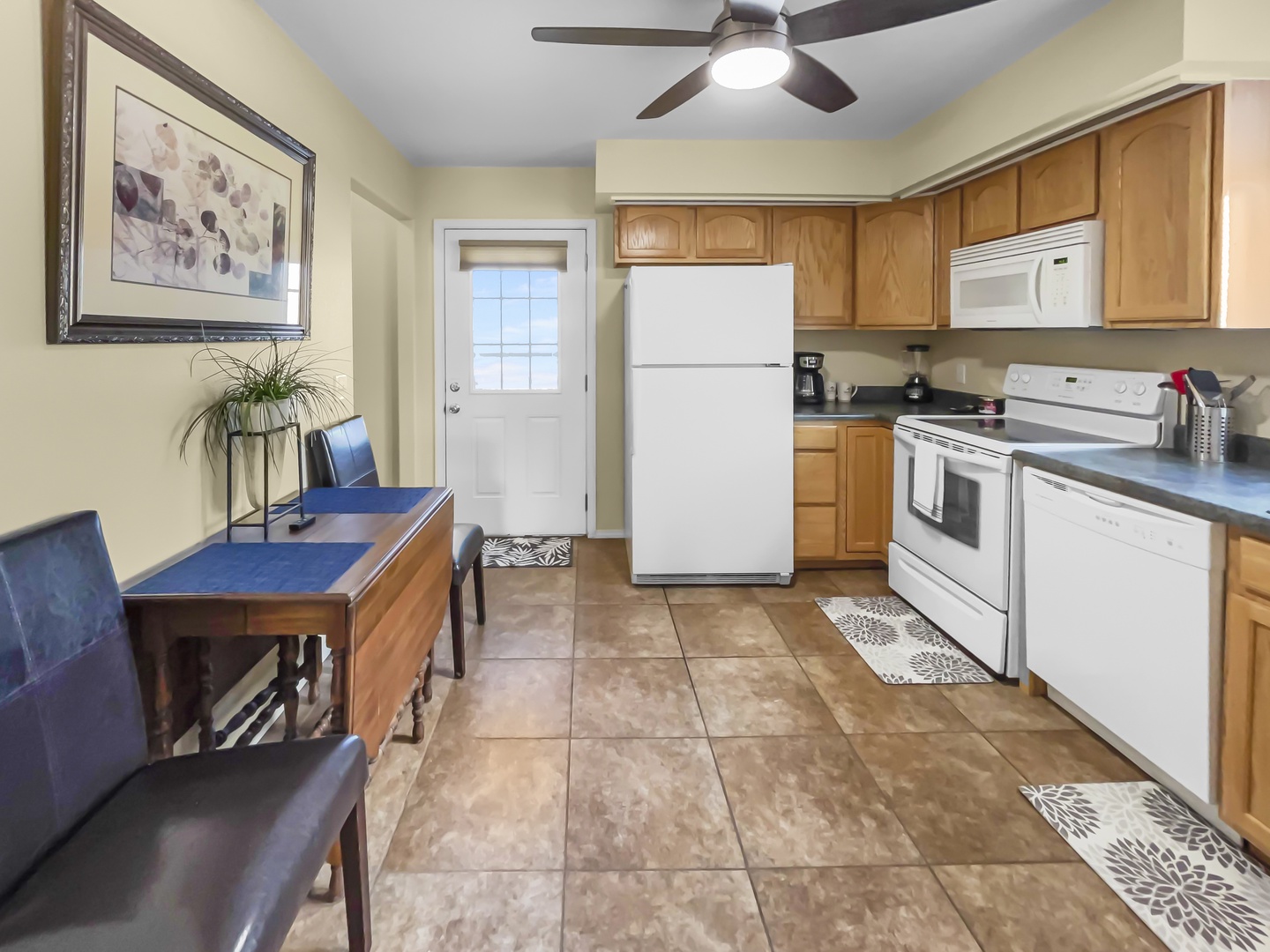 Full Kitchen with breakfast nook