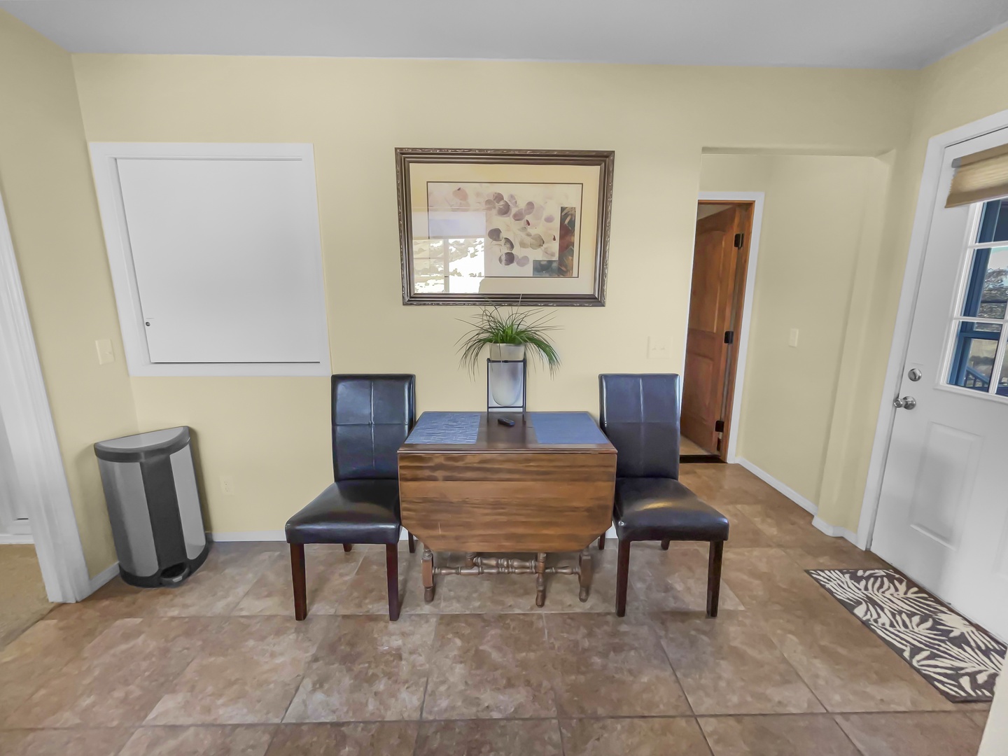 Expandable dining table