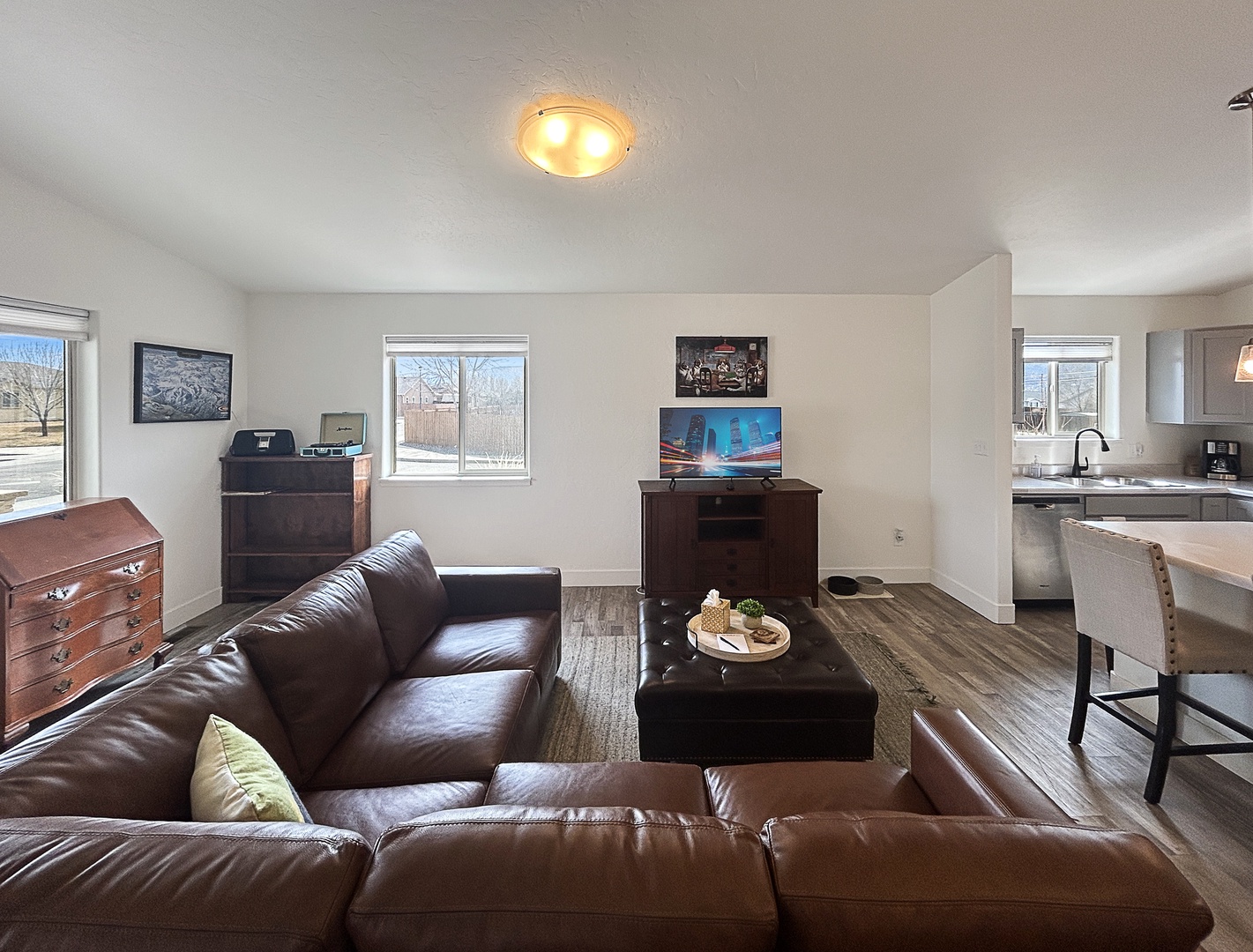 Spacious, bright living room