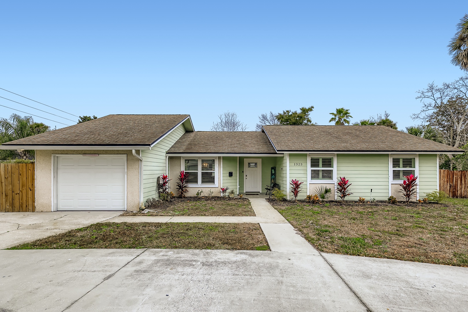 Charming home with tropical landscaping!