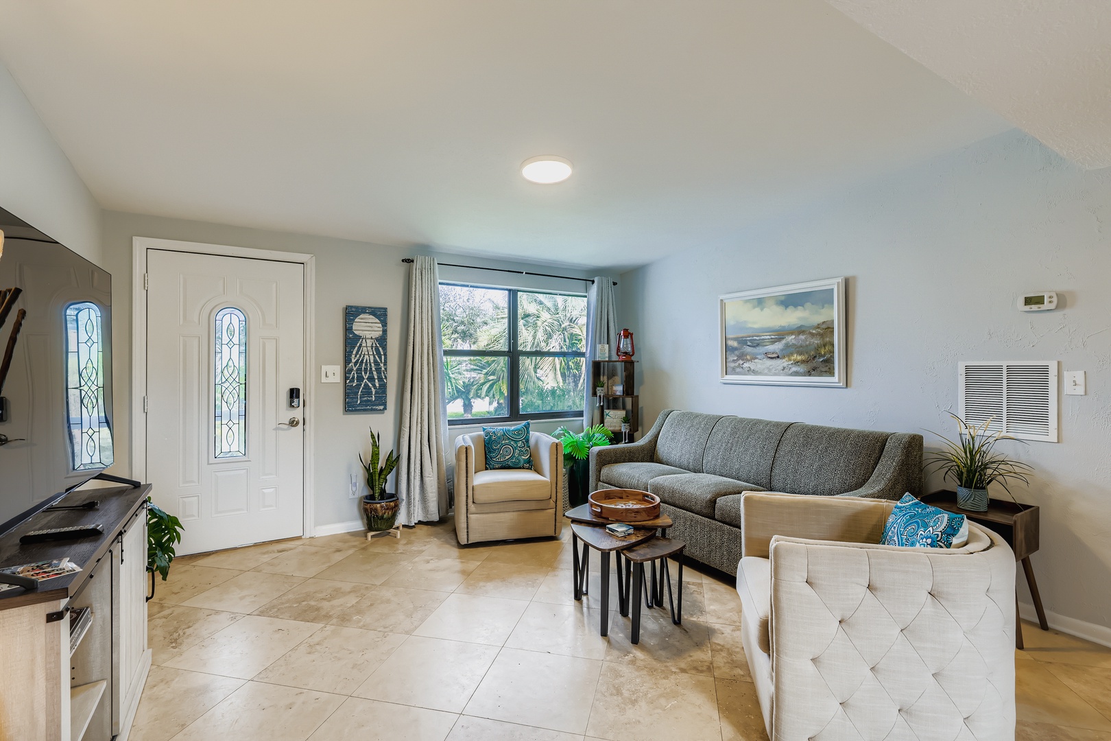 Tropical cozy, TV & chill spot.