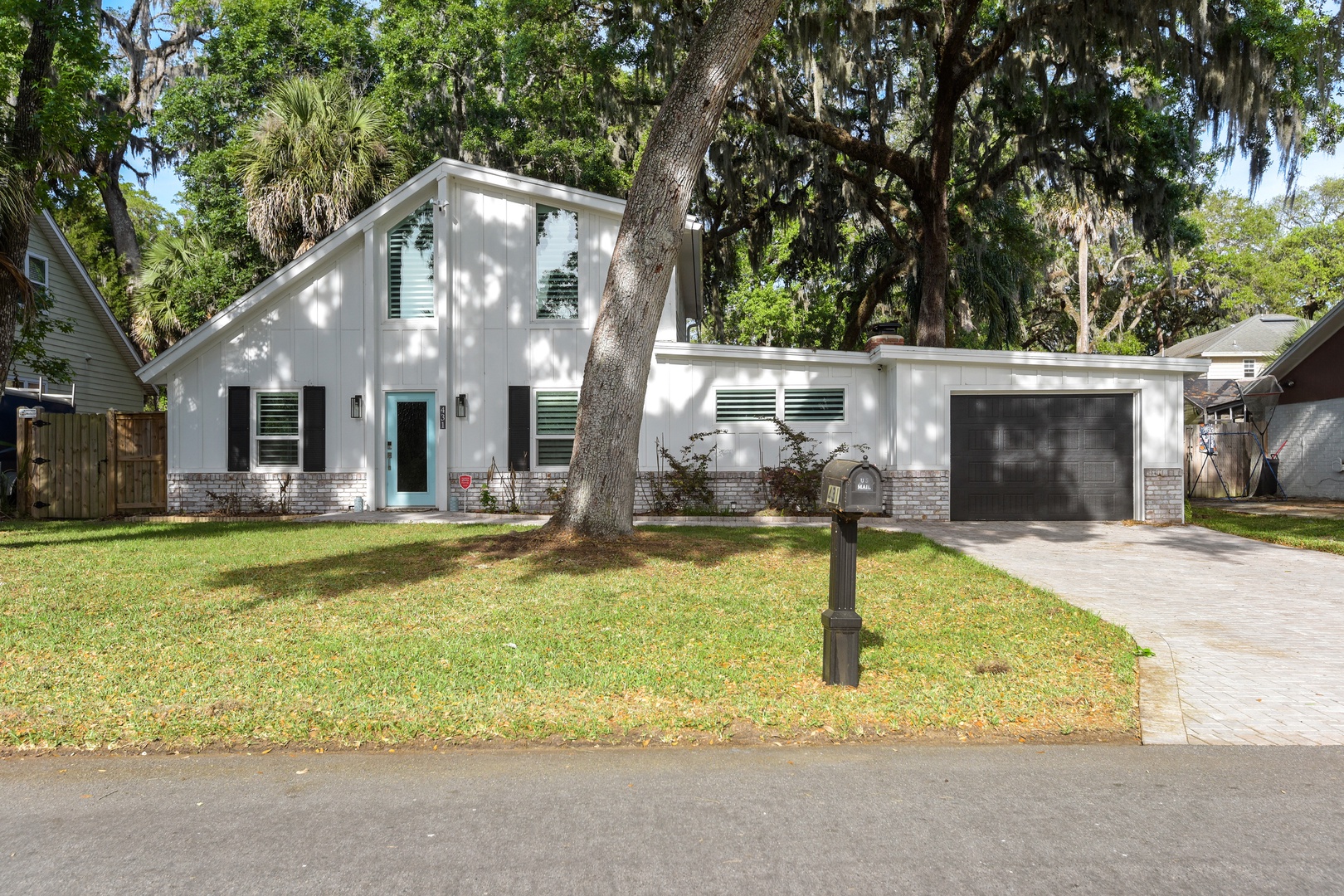 Charming brick accents with oak trees & Spanish moss.