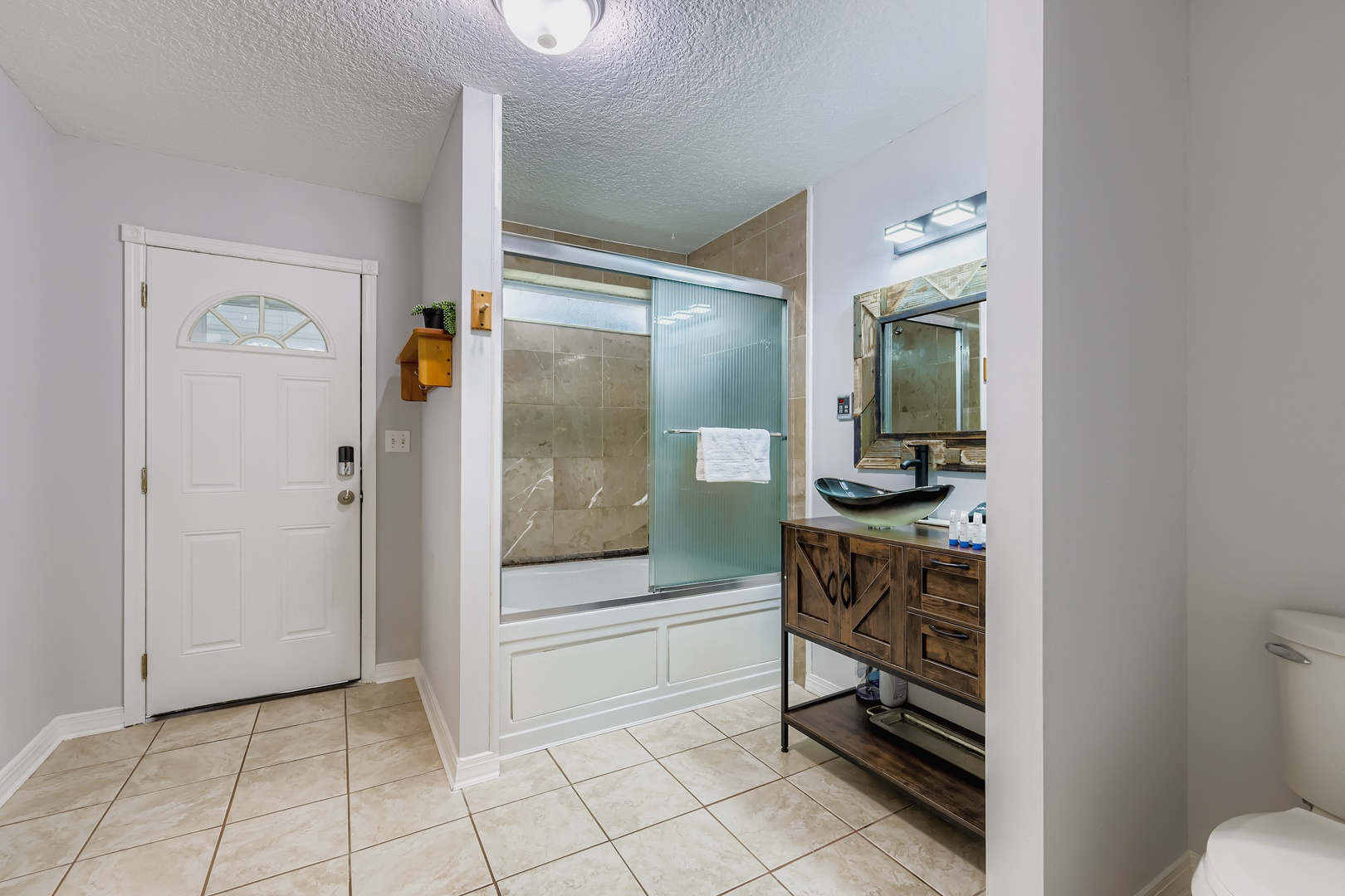 Jacuzzi tub, ultimate vacation pamper.