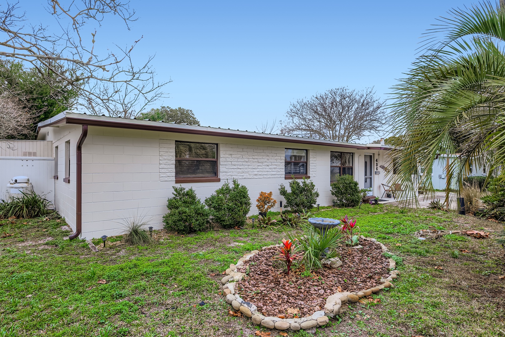 Charming entry, Florida vibes welcome