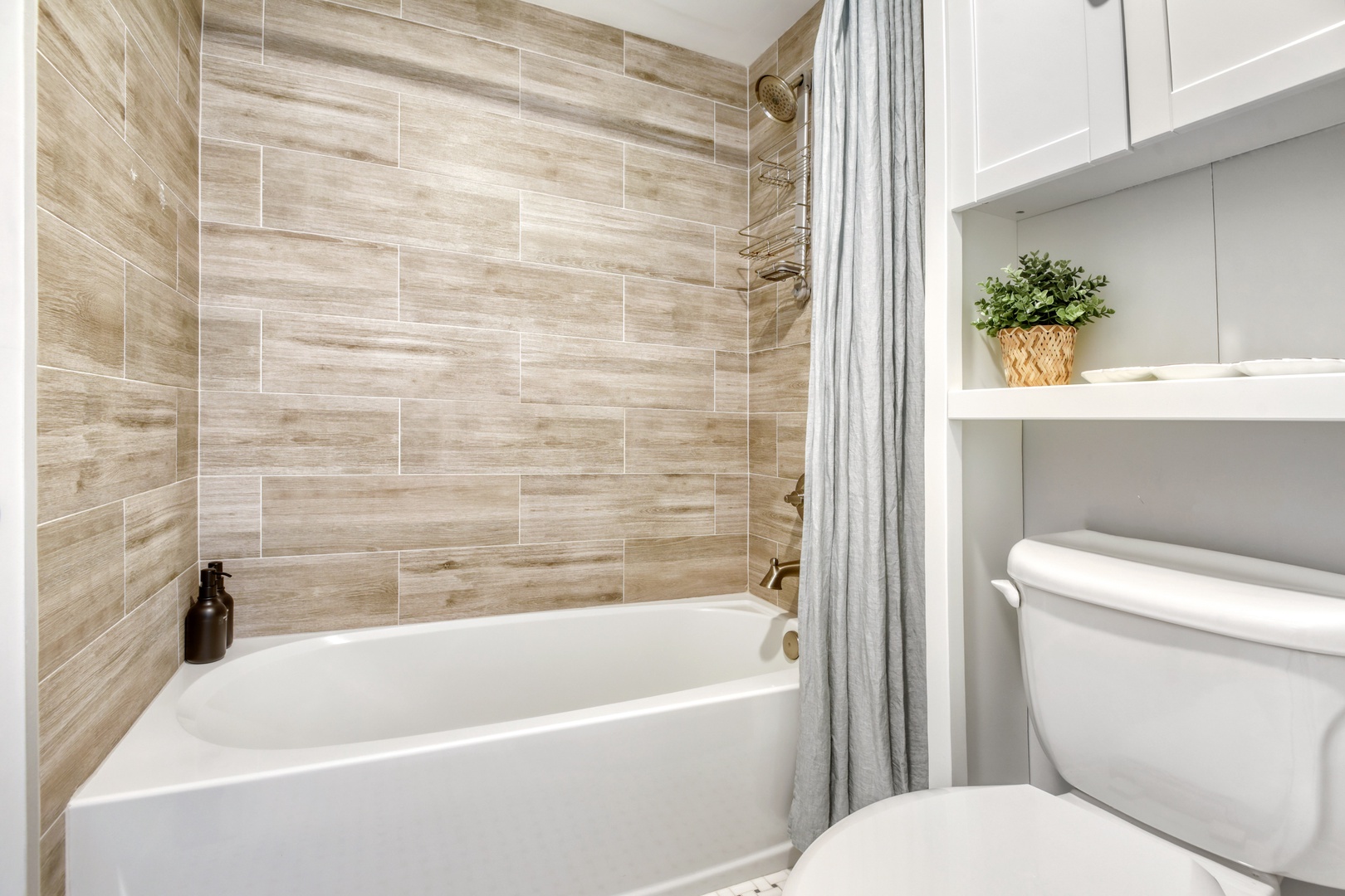 Relaxing Tub & Shower Combo Bathroom