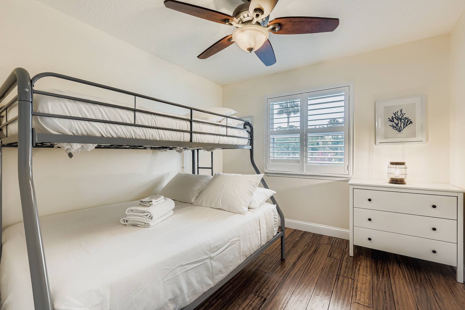 Cozy twin/full bunk retreat