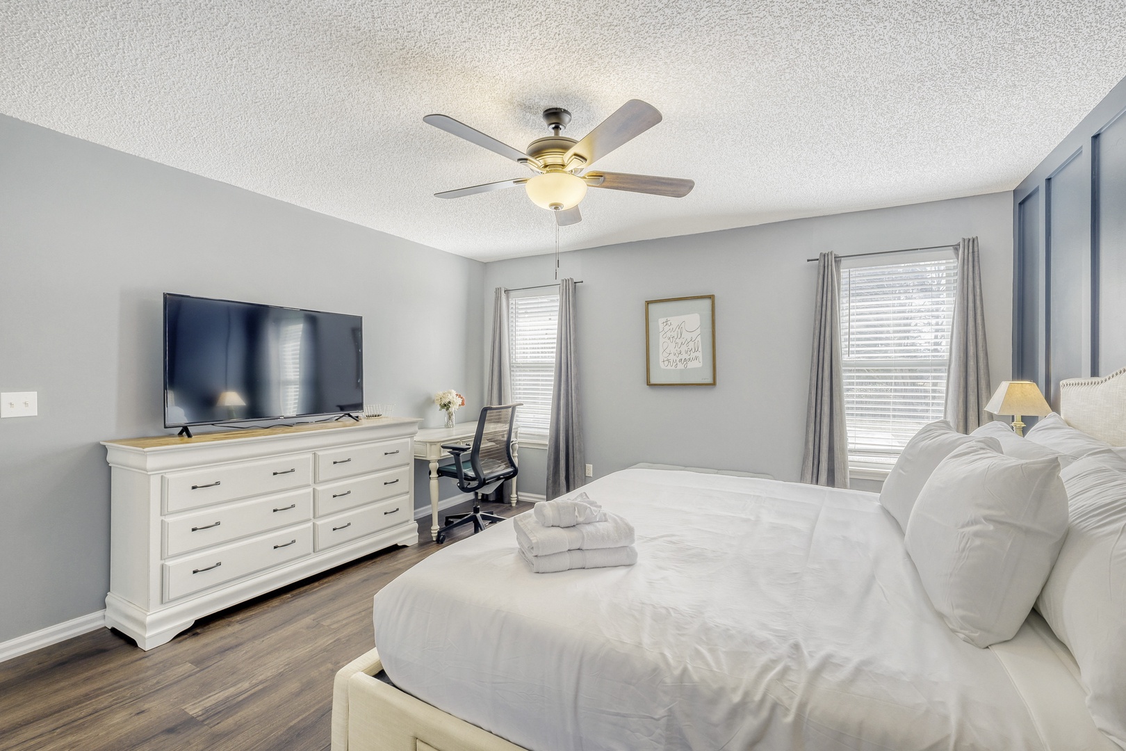 Relaxing king bedroom workspace & TV