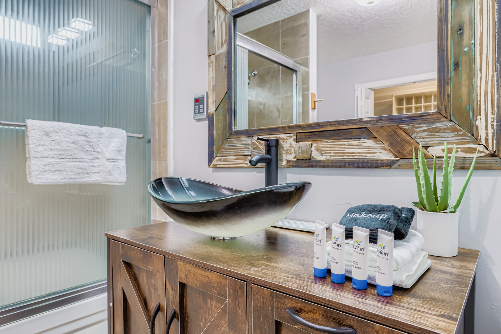 Clean & stylish, vacation unwind spot