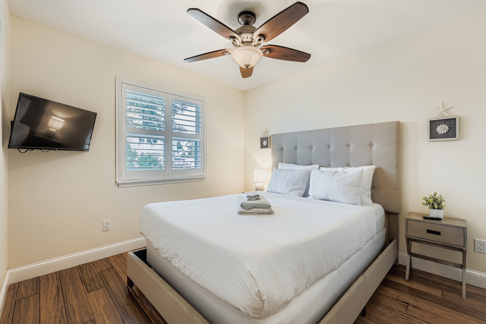 Relaxing queen bedroom