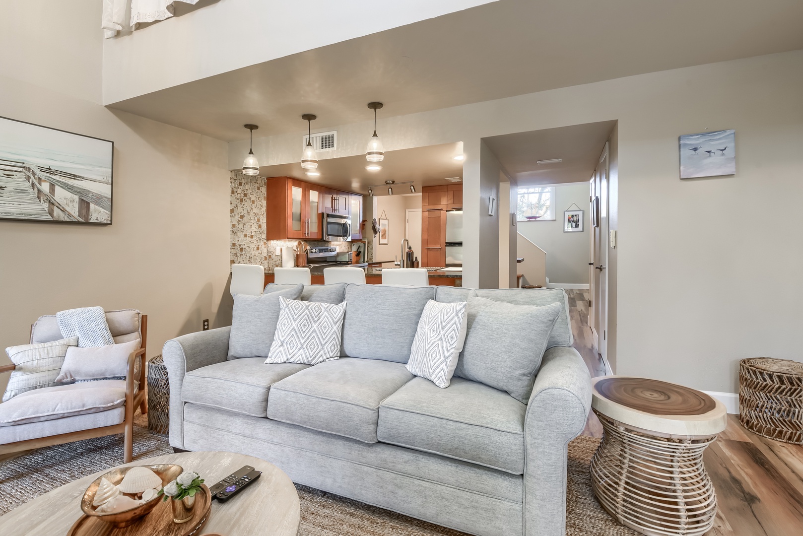 Comfortable sofa facing the breakfast bar, great for chatting with the cook