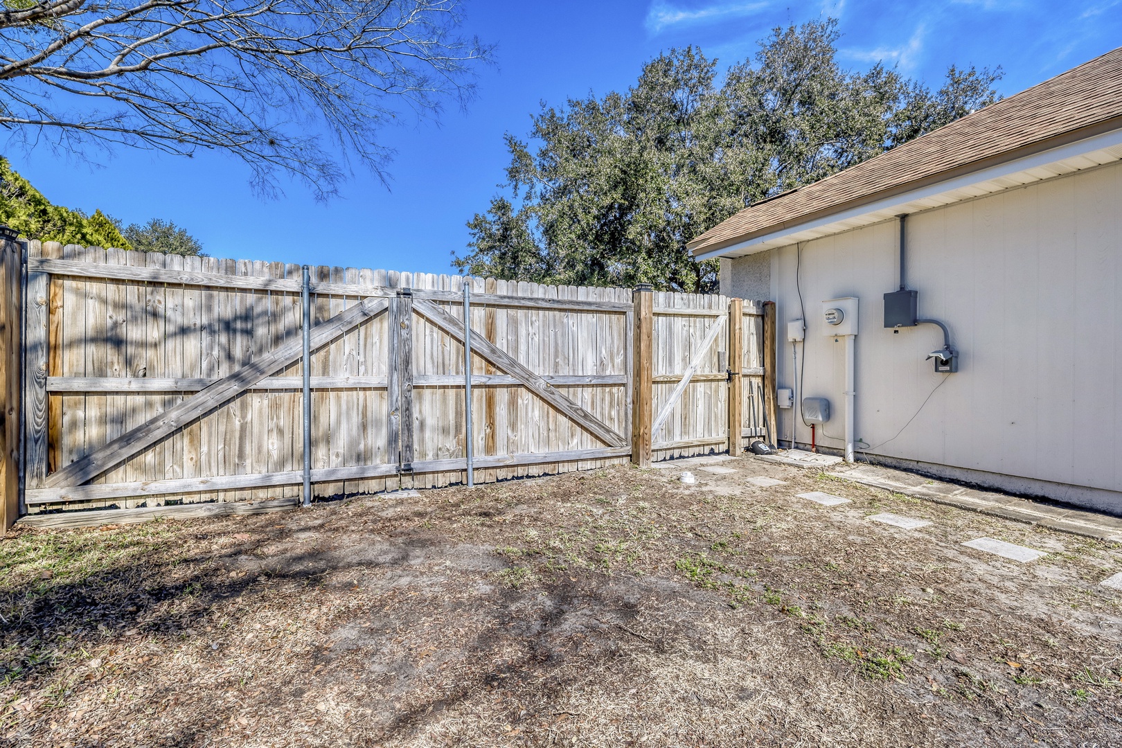 Large gate to pull RV into.