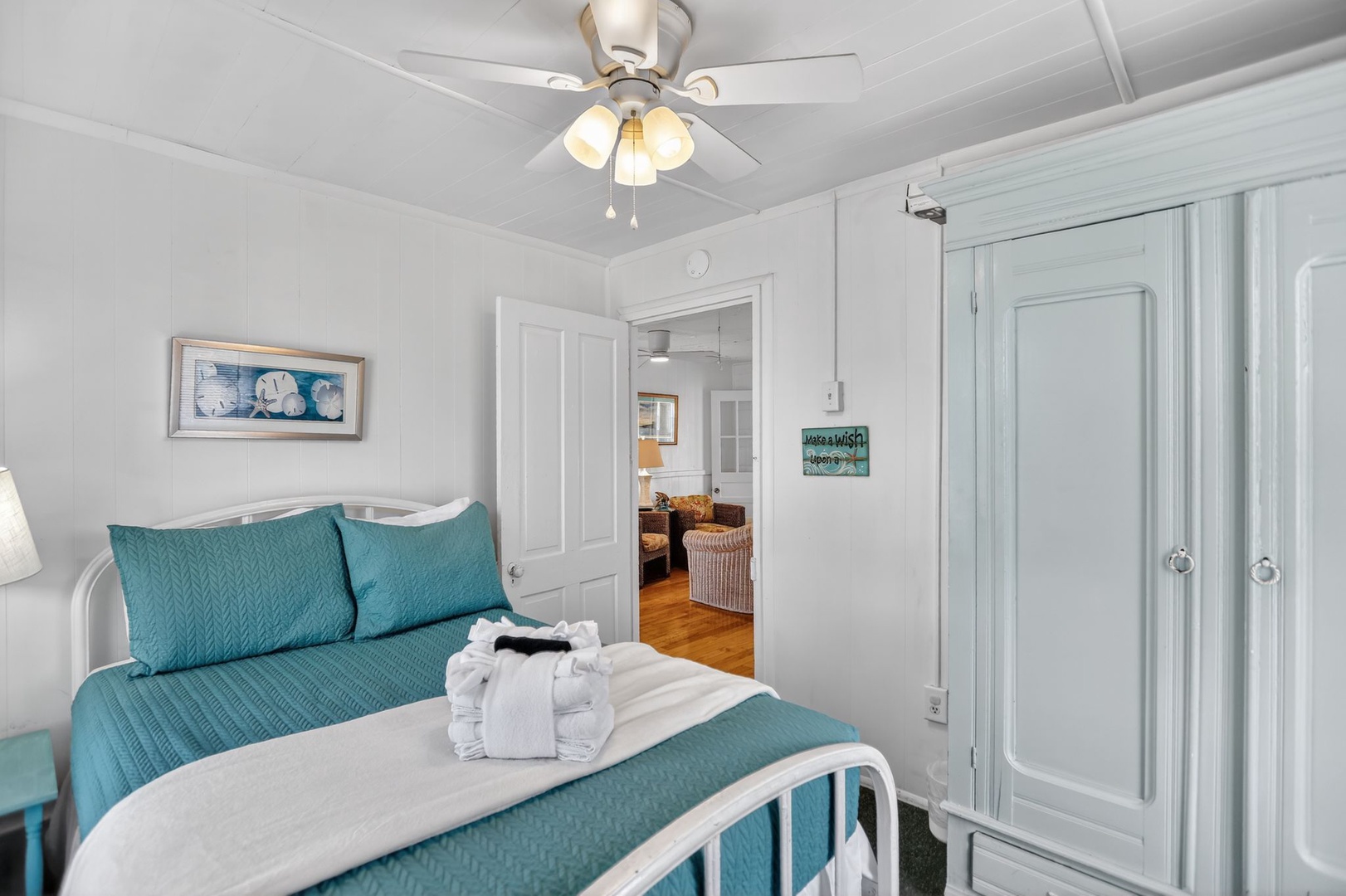 Bedroom 2 - Queen Bed