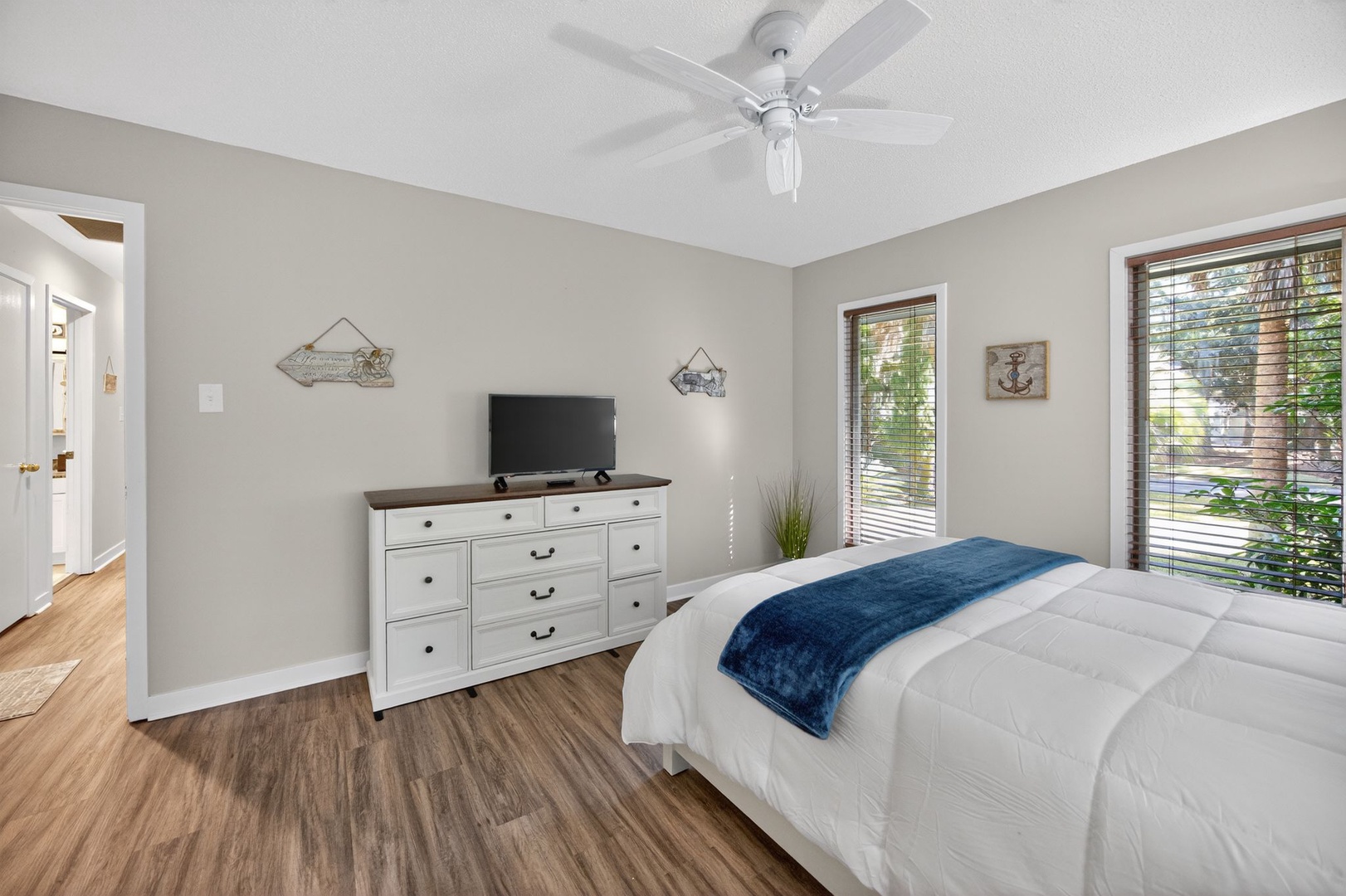 Second Bedroom - Queen Bed, TV