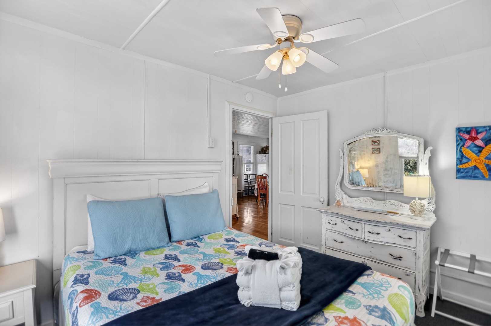 Bedroom 1 - Queen Bed