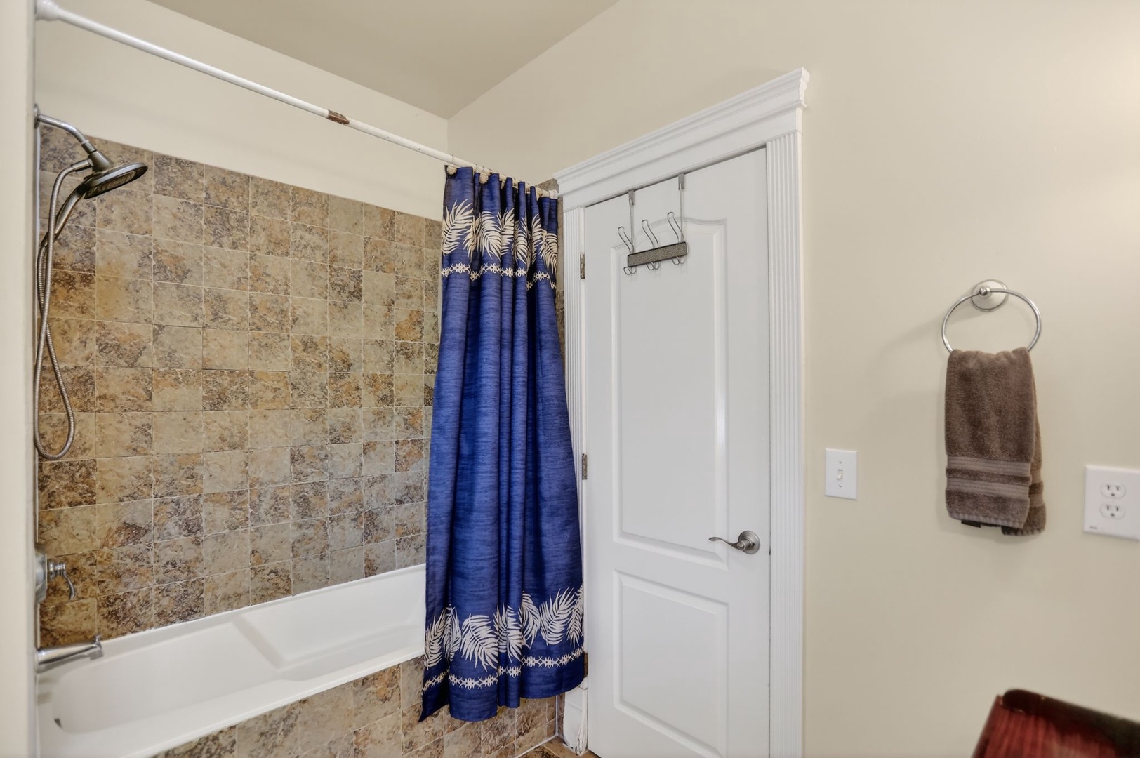 Jack and Jill Bath - Tub/Shower Combo - Single Vanity