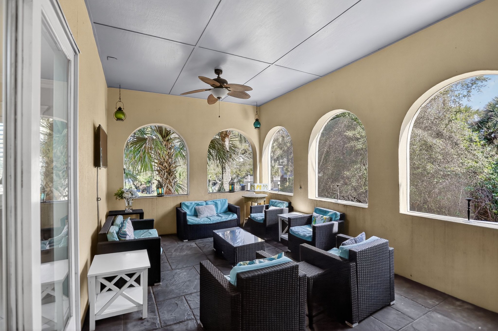 Enclosed Porch - Outdoor Seating