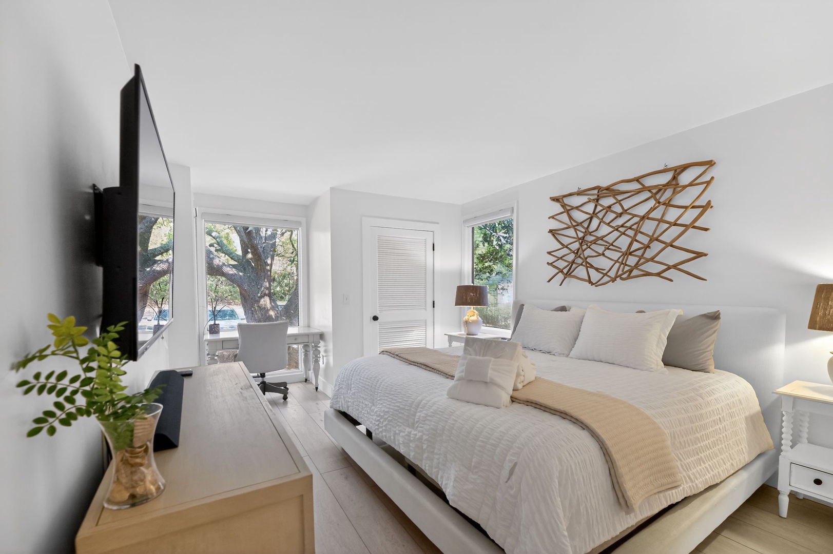 Primary Bedroom - King Bed - Smart TV