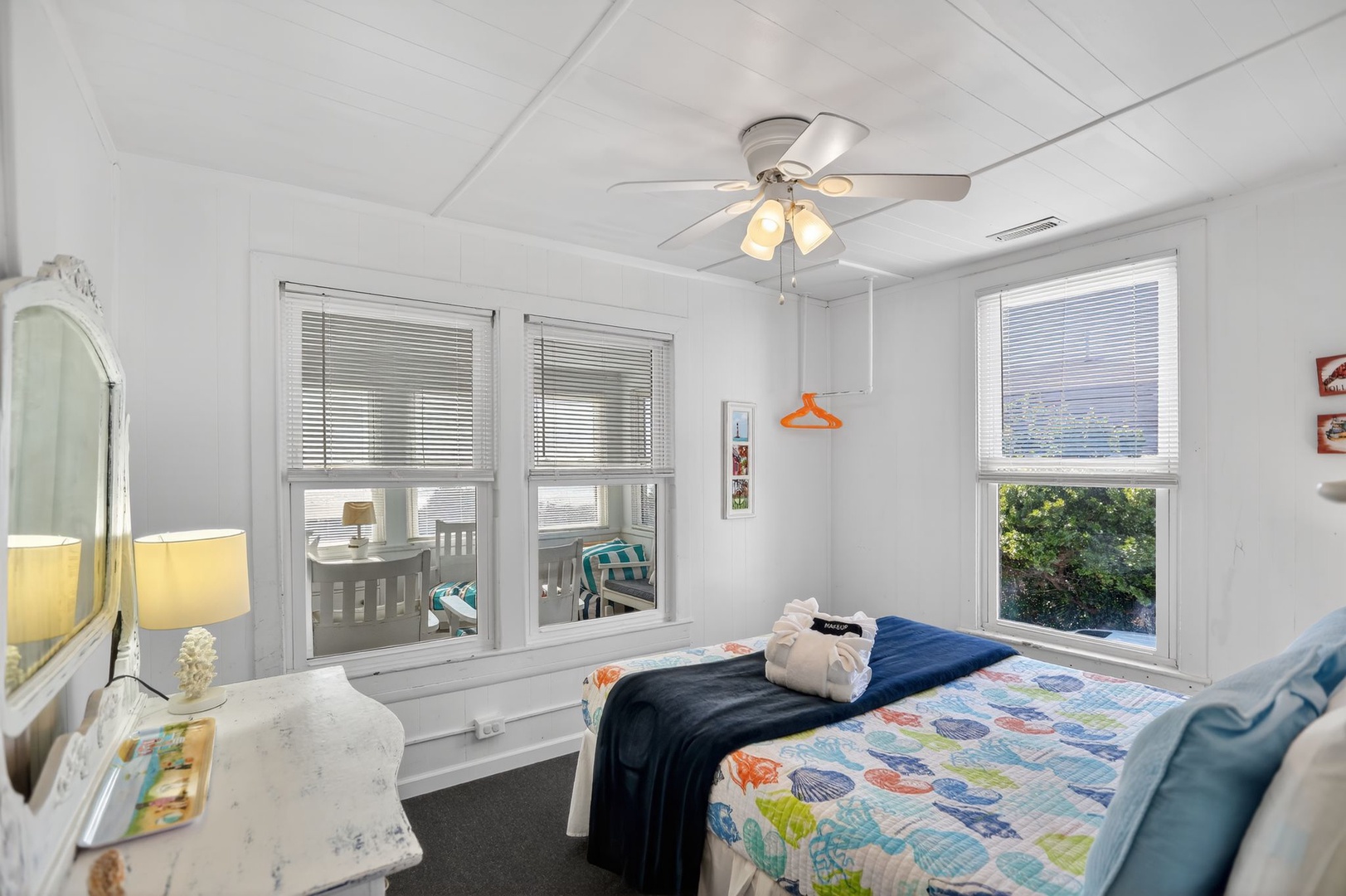 Bedroom 1 - Queen Bed