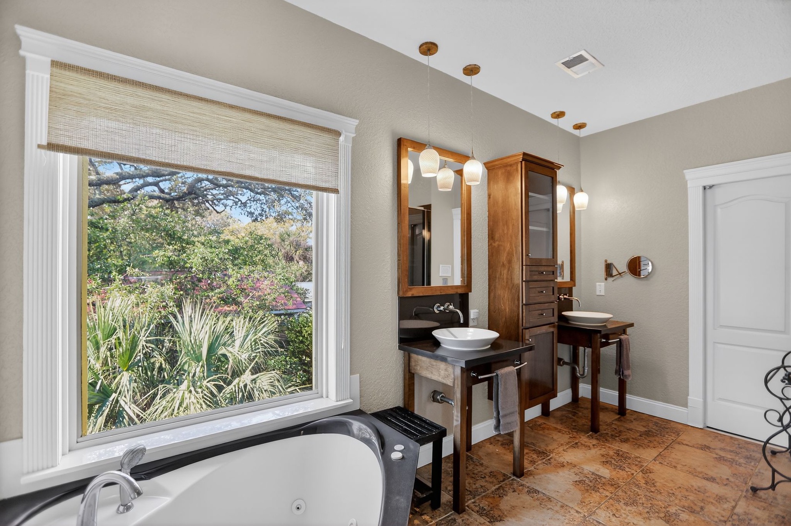 Ensuite Full Bathroom - Double Vanity - Jetted Tub - Walk In Shower